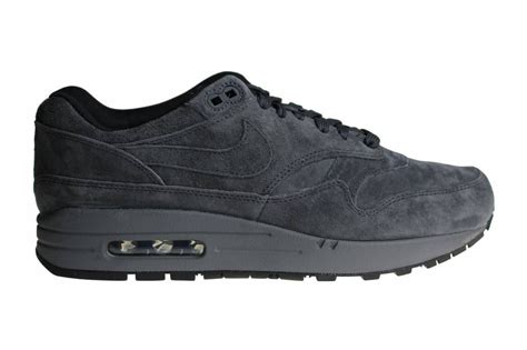 grijze suede nike air max